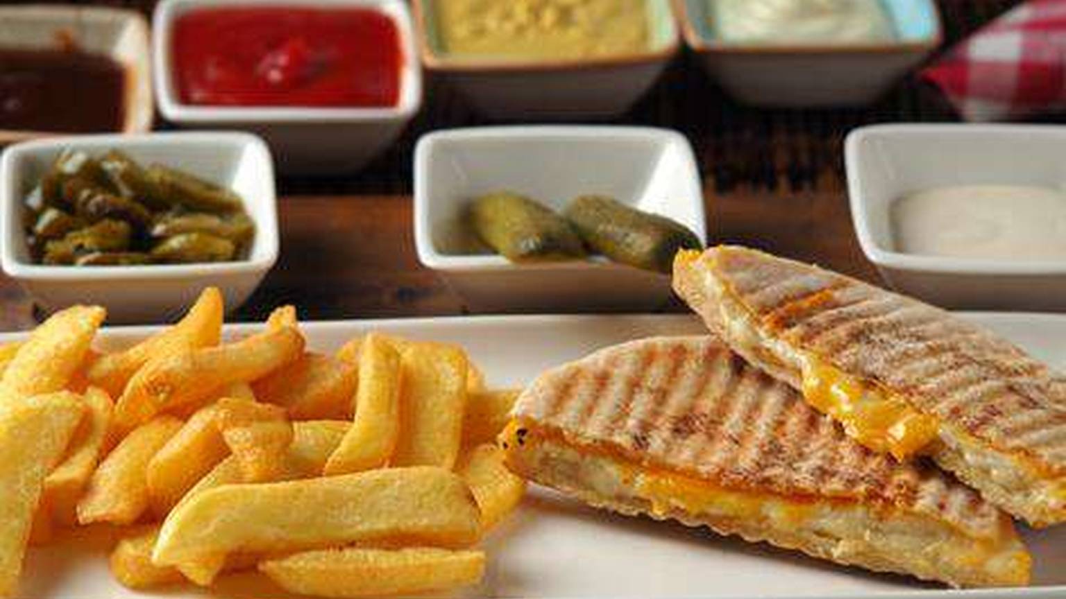 Üç Peynirli Bazlama Tost